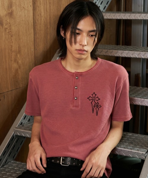 FREE DEE(フリー ディー)の「A'GEM/9 × .kom 『FREEDEE/フリーディー』クロス刺繍ヘンリーネックワッフルTシャツ(Tシャツ/カットソー・メンズ・カーキ/ブラック/アイボリー/チャコールグレー/A/レッド・M/L)」の16枚目の写真