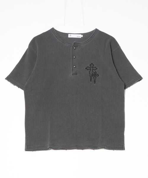 FREE DEE(フリー ディー)の「A'GEM/9 × .kom 『FREEDEE/フリーディー』クロス刺繍ヘンリーネックワッフルTシャツ(Tシャツ/カットソー・メンズ・カーキ/ブラック/アイボリー/チャコールグレー/A/レッド・M/L)」の22枚目の写真