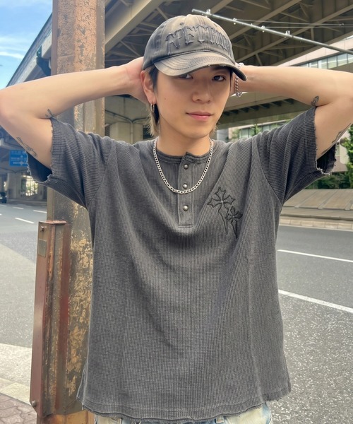 FREE DEE(フリー ディー)の「A'GEM/9 × .kom 『FREEDEE/フリーディー』クロス刺繍ヘンリーネックワッフルTシャツ(Tシャツ/カットソー・メンズ・カーキ/ブラック/アイボリー/チャコールグレー/A/レッド・M/L)」の14枚目の写真