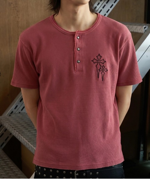 FREE DEE(フリー ディー)の「A'GEM/9 × .kom 『FREEDEE/フリーディー』クロス刺繍ヘンリーネックワッフルTシャツ(Tシャツ/カットソー・メンズ・カーキ/ブラック/アイボリー/チャコールグレー/A/レッド・M/L)」の18枚目の写真
