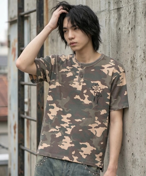 A'GEM/9 × .kom 『FREEDEE/フリーディー』クロス刺繍ヘンリーネック