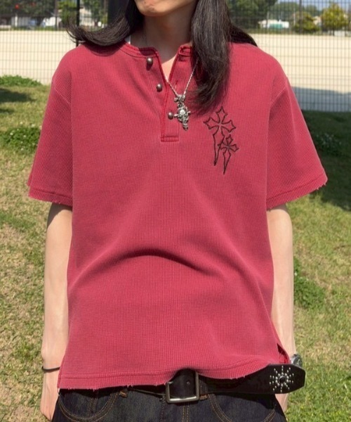 A'GEM/9 × .kom 『FREEDEE/フリーディー』クロス刺繍ヘンリーネック