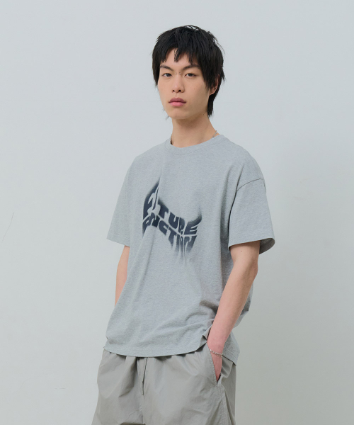 DESIRED(デシレッド)の「レタリンググラフィック半袖Tシャツ-FBSK5802D0B(Tシャツ/カットソー・メンズ・チャコールグレー・MEDIUM/LARGE/X-LARGE)」の3枚目の写真