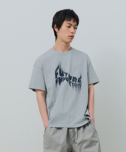 DESIRED(デシレッド)の「レタリンググラフィック半袖Tシャツ-FBSK5802D0B(Tシャツ/カットソー・メンズ・チャコールグレー・MEDIUM/LARGE/X-LARGE)」の4枚目の写真