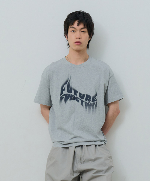DESIRED(デシレッド)の「レタリンググラフィック半袖Tシャツ-FBSK5802D0B(Tシャツ/カットソー・メンズ・チャコールグレー・MEDIUM/LARGE/X-LARGE)」の5枚目の写真