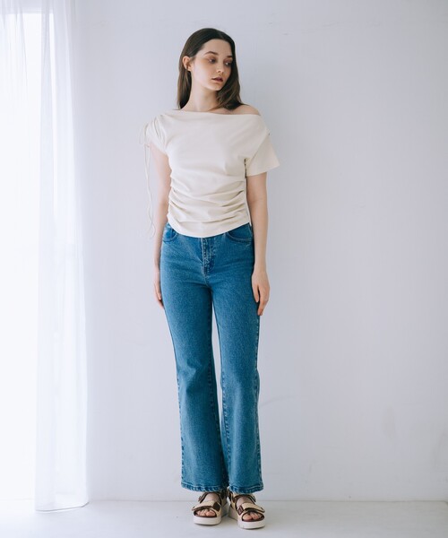 SELFIST（セルフィスト）の「ワンショルギャザーカットソー　夏服　ワンショルダートップス　カジュアル　フェミニン（Tシャツ/カットソー・レディース・ブラック/アイボリー・フリー）」の3枚目の写真