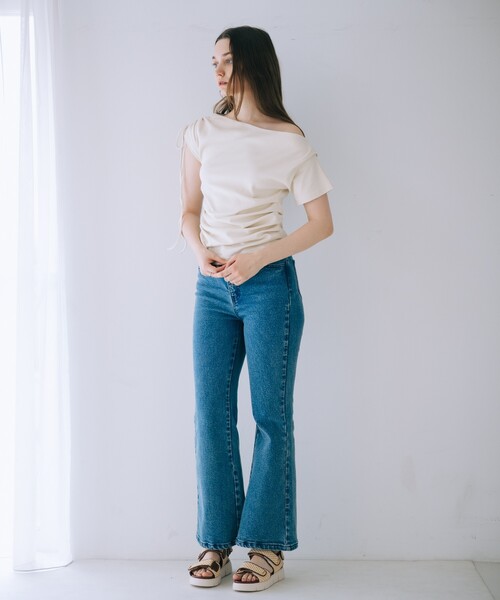 SELFIST（セルフィスト）の「ワンショルギャザーカットソー　夏服　ワンショルダートップス　カジュアル　フェミニン（Tシャツ/カットソー・レディース・ブラック/アイボリー・フリー）」の4枚目の写真