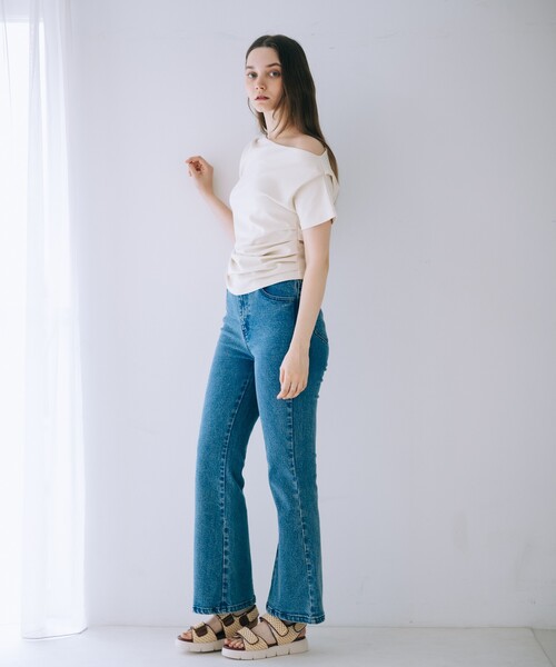 SELFIST（セルフィスト）の「ワンショルギャザーカットソー　夏服　ワンショルダートップス　カジュアル　フェミニン（Tシャツ/カットソー・レディース・ブラック/アイボリー・フリー）」の5枚目の写真