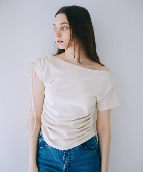 SELFIST（セルフィスト）の「ワンショルギャザーカットソー　夏服　ワンショルダートップス　カジュアル　フェミニン（Tシャツ/カットソー・レディース・ブラック/アイボリー・フリー）」の8枚目の写真