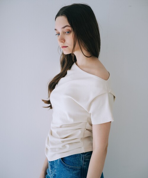 SELFIST（セルフィスト）の「ワンショルギャザーカットソー　夏服　ワンショルダートップス　カジュアル　フェミニン（Tシャツ/カットソー・レディース・ブラック/アイボリー・フリー）」の9枚目の写真