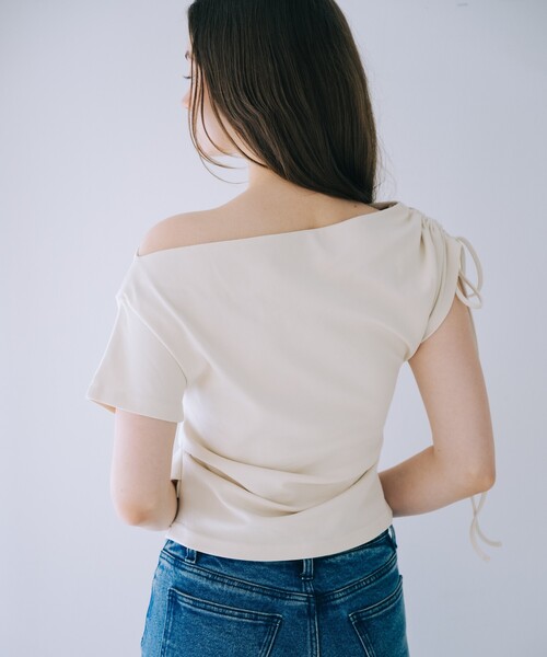 SELFIST（セルフィスト）の「ワンショルギャザーカットソー　夏服　ワンショルダートップス　カジュアル　フェミニン（Tシャツ/カットソー・レディース・ブラック/アイボリー・フリー）」の10枚目の写真