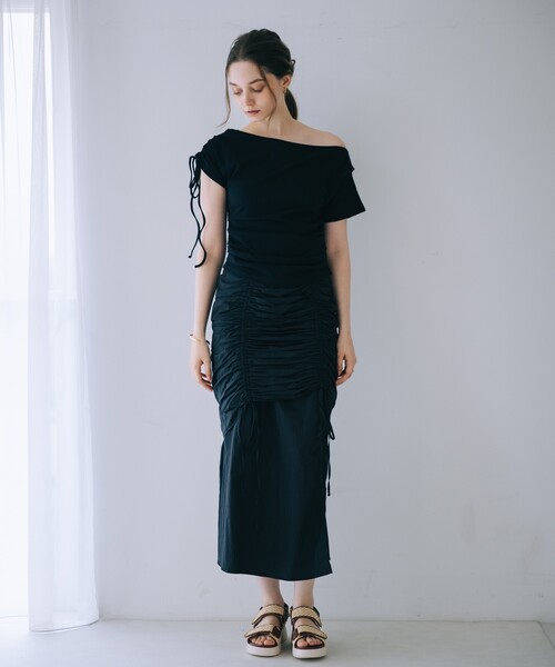 SELFIST（セルフィスト）の「ワンショルギャザーカットソー　夏服　ワンショルダートップス　カジュアル　フェミニン（Tシャツ/カットソー・レディース・ブラック/アイボリー・フリー）」の14枚目の写真