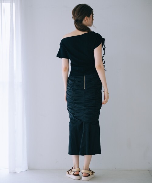 SELFIST（セルフィスト）の「ワンショルギャザーカットソー　夏服　ワンショルダートップス　カジュアル　フェミニン（Tシャツ/カットソー・レディース・ブラック/アイボリー・フリー）」の17枚目の写真