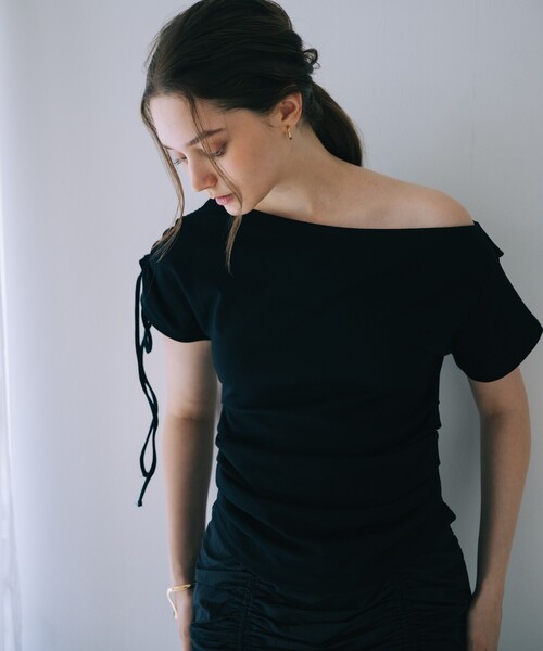 SELFIST（セルフィスト）の「ワンショルギャザーカットソー　夏服　ワンショルダートップス　カジュアル　フェミニン（Tシャツ/カットソー・レディース・ブラック/アイボリー・フリー）」の18枚目の写真