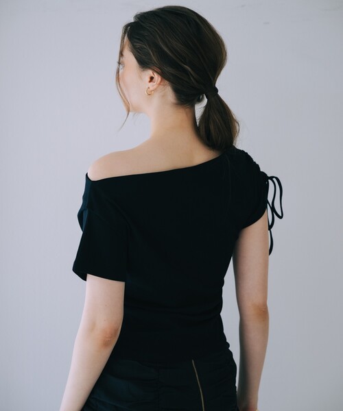 SELFIST（セルフィスト）の「ワンショルギャザーカットソー　夏服　ワンショルダートップス　カジュアル　フェミニン（Tシャツ/カットソー・レディース・ブラック/アイボリー・フリー）」の20枚目の写真