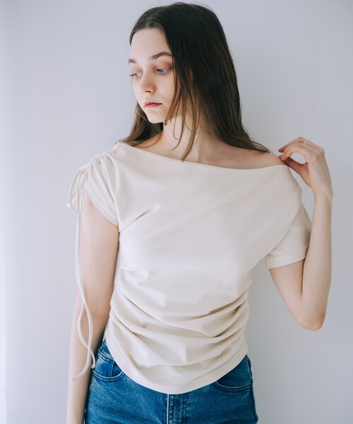 SELFIST（セルフィスト）の「ワンショルギャザーカットソー　夏服　ワンショルダートップス　カジュアル　フェミニン（Tシャツ/カットソー・レディース・ブラック/アイボリー・フリー）」の2枚目の写真