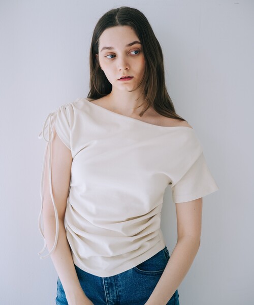 SELFIST（セルフィスト）の「ワンショルギャザーカットソー　夏服　ワンショルダートップス　カジュアル　フェミニン（Tシャツ/カットソー・レディース・ブラック/アイボリー・フリー）」の22枚目の写真