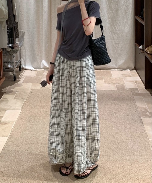 &soiree(アンドソワレ)の「裾フリルチェック柄イージーワイドパンツ(その他パンツ・レディース・ネイビー/サックスブルー/オフホワイト・X-LARGE/SMALL/MEDIUM/LARGE)」の1枚目の写真