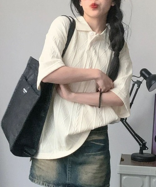 &soiree(アンドソワレ)の「サマーニット半袖ポロ襟トップス(その他トップス・レディース・オフホワイト・MEDIUM/LARGE/X-LARGE)」の2枚目の写真