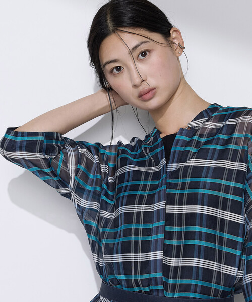 K.T KIYOKO TAKASE(キヨコタカセ)の「【セットアップ対応】シルクシアーチェック 2WAYシャツ羽織り(シャツ/ブラウス・レディース・ブラウン系その他/ブルー系その他・9号/7号)」の4枚目の写真