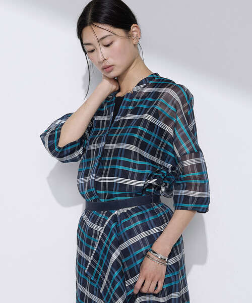 K.T KIYOKO TAKASE(キヨコタカセ)の「【セットアップ対応】シルクシアーチェック 2WAYシャツ羽織り(シャツ/ブラウス・レディース・ブラウン系その他/ブルー系その他・9号/7号)」の5枚目の写真