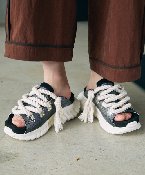MAISON SPECIAL(メゾンスペシャル)の「《UNISEX》【SPECIAL SHOES FACTORY COLLABORATION】Dog Ear Lace-up Platform Sandals/ドッグイヤーシューレースプラットフォームサンダル【MAISON SPECIAL/メゾンスペシャル】(サンダル・メンズ・ブラック/シルバー/ダークブラック・28.5/27.5/26.5/25.5)」の3枚目の写真