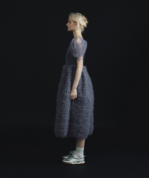 et.UNiVER(エトユニベール)の「Velour Ruffle Dress(ドレス・レディース・ブラック×ベージュ/ブラック/ブルー・SMALL/MEDIUM/LARGE)」の4枚目の写真
