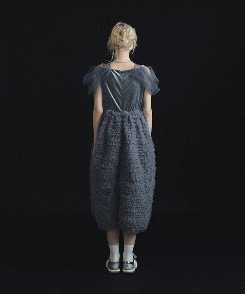 et.UNiVER(エトユニベール)の「Velour Ruffle Dress(ドレス・レディース・ブラック×ベージュ/ブラック/ブルー・SMALL/MEDIUM/LARGE)」の5枚目の写真