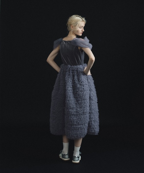 et.UNiVER(エトユニベール)の「Velour Ruffle Dress(ドレス・レディース・ブラック×ベージュ/ブラック/ブルー・SMALL/MEDIUM/LARGE)」の8枚目の写真