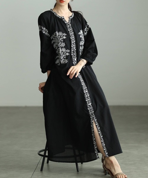 Sawa a la mode(サワアラモード)の「花柄刺繍入りインド綿ワンピース(シャツワンピース・レディース・ブラック・FREE)」の1枚目の写真