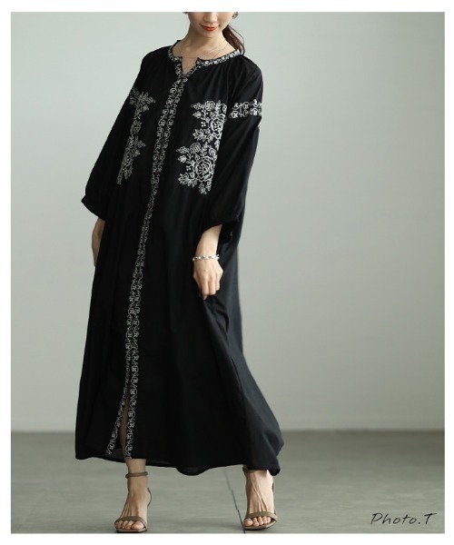 Sawa a la mode(サワアラモード)の「花柄刺繍入りインド綿ワンピース(シャツワンピース・レディース・ブラック・FREE)」の2枚目の写真