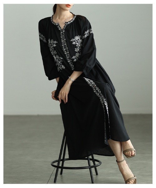 Sawa a la mode(サワアラモード)の「花柄刺繍入りインド綿ワンピース(シャツワンピース・レディース・ブラック・FREE)」の4枚目の写真