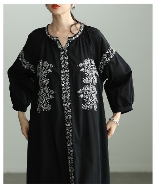 Sawa a la mode(サワアラモード)の「花柄刺繍入りインド綿ワンピース(シャツワンピース・レディース・ブラック・FREE)」の7枚目の写真