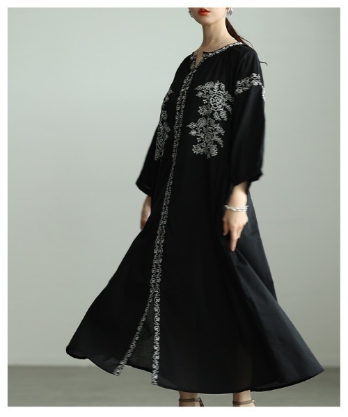 Sawa a la mode(サワアラモード)の「花柄刺繍入りインド綿ワンピース(シャツワンピース・レディース・ブラック・FREE)」の8枚目の写真