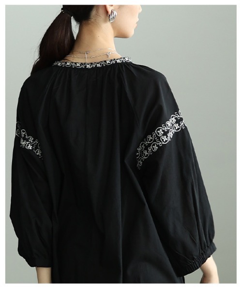 Sawa a la mode(サワアラモード)の「花柄刺繍入りインド綿ワンピース(シャツワンピース・レディース・ブラック・FREE)」の13枚目の写真