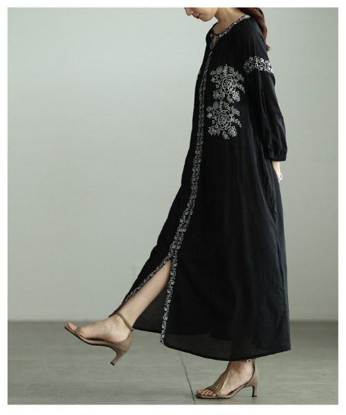 Sawa a la mode(サワアラモード)の「花柄刺繍入りインド綿ワンピース(シャツワンピース・レディース・ブラック・FREE)」の14枚目の写真