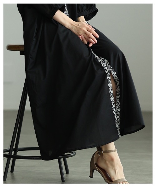 Sawa a la mode(サワアラモード)の「花柄刺繍入りインド綿ワンピース(シャツワンピース・レディース・ブラック・FREE)」の15枚目の写真