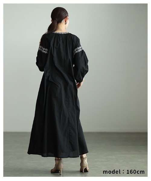 Sawa a la mode(サワアラモード)の「花柄刺繍入りインド綿ワンピース(シャツワンピース・レディース・ブラック・FREE)」の18枚目の写真