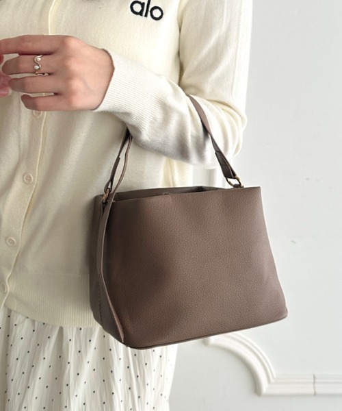 CLEA（クレア）の「2WAY巾着ショルダーハンドバッグ（ショルダーバッグ・レディース・ワインレッド/ホワイト/ブラック/ブラウン/ダークブラウン・FREE）」の4枚目の写真