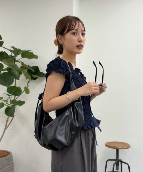 mystic（ミスティック）の「【新色/無地BLU】シャーリングフレンチブラウス（シャツ/ブラウス・レディース・ダークブルー/ブラウン/オフホワイト/ブラック・FREE）」の8枚目の写真