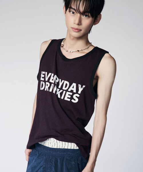 DRUNKTXT（ドランクテキスト）の「[Drunktxt x Khaki Studio] Drinkies Stripe Tank Top [Brick Red]（Tシャツ/カットソー・メンズ・その他・FREE）」の2枚目の写真
