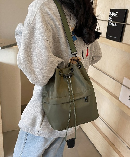 COCOMOMO(ココモモ)の「巾着ショルダーバッグ 巾着バッグ ナイロン バッグ 巾着 ショルダーバッグ ナイロンバッグ ドロスト ハンドバッグ 軽量(ショルダーバッグ・レディース・グレー/グリーン/ライトブラウン/カーキ/ブラック・FREE)」の4枚目の写真