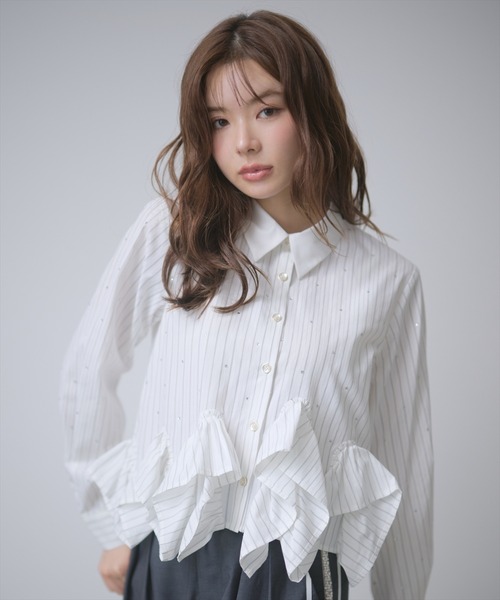 AND COUTURE(アンドクチュール)の「デザインヘムビジューストライプブラウス(シャツ/ブラウス・レディース・ブルー/グリーン/ホワイト・FREE)」の2枚目の写真