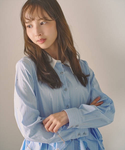 AND COUTURE(アンドクチュール)の「デザインヘムビジューストライプブラウス(シャツ/ブラウス・レディース・ブルー/グリーン/ホワイト・FREE)」の1枚目の写真