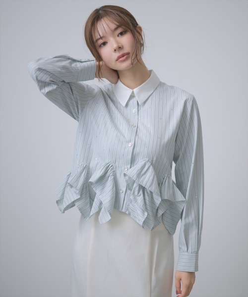 AND COUTURE(アンドクチュール)の「デザインヘムビジューストライプブラウス(シャツ/ブラウス・レディース・ブルー/グリーン/ホワイト・FREE)」の3枚目の写真