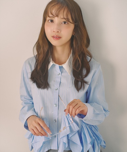 AND COUTURE(アンドクチュール)の「デザインヘムビジューストライプブラウス(シャツ/ブラウス・レディース・ブルー/グリーン/ホワイト・FREE)」の7枚目の写真