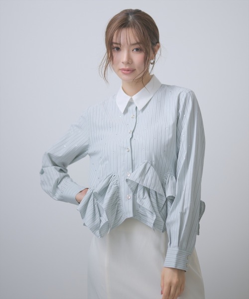 AND COUTURE(アンドクチュール)の「デザインヘムビジューストライプブラウス(シャツ/ブラウス・レディース・ブルー/グリーン/ホワイト・FREE)」の4枚目の写真