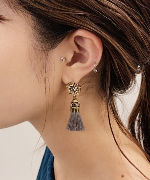 archives（アルシーヴ）の「ビジューメタルタッセルピアス（ピアス（両耳用）・レディース・グレー/ブラック・MEDIUM）」の5枚目の写真