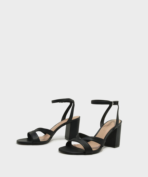 CHARLES & KEITH(チャールズ & キース)の「アンクルストラップサンダル / ANKLE STRAP SANDALS(サンダル・レディース・ブラック/レッド・23cm/23.5cm/24.5cm/25cm/22.5cm)」の4枚目の写真