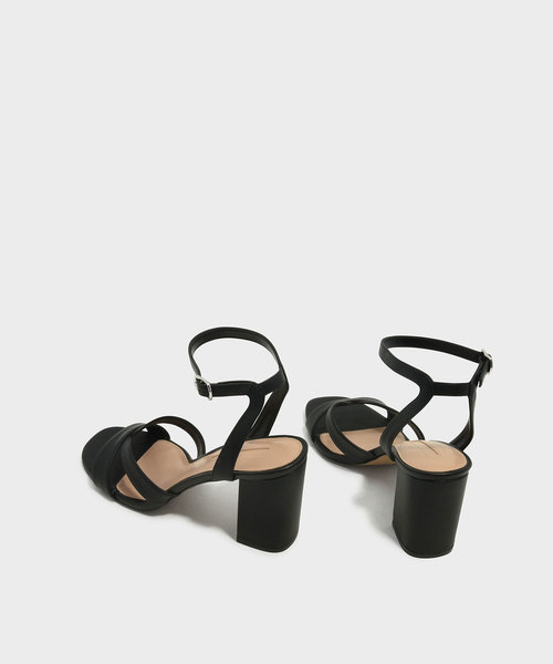 CHARLES & KEITH(チャールズ & キース)の「アンクルストラップサンダル / ANKLE STRAP SANDALS(サンダル・レディース・ブラック/レッド・23cm/23.5cm/24.5cm/25cm/22.5cm)」の5枚目の写真